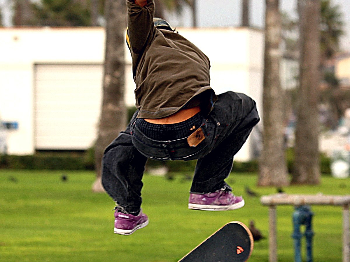 San Diego, 2007 : un rider en l'air, la planche lancée dans sa rotation sous ses pieds