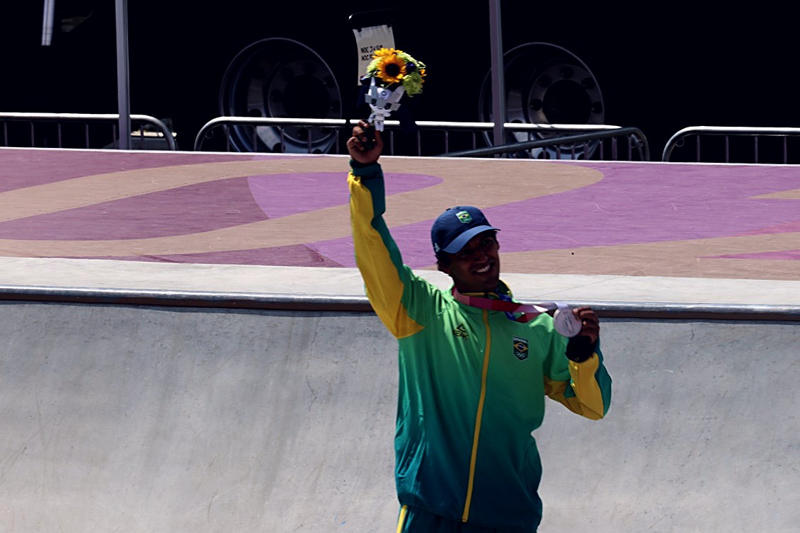Kelvin Hoefler lève son bouquet avec sa médaille d'argent en street aux Jeux de Tokyo en 2021