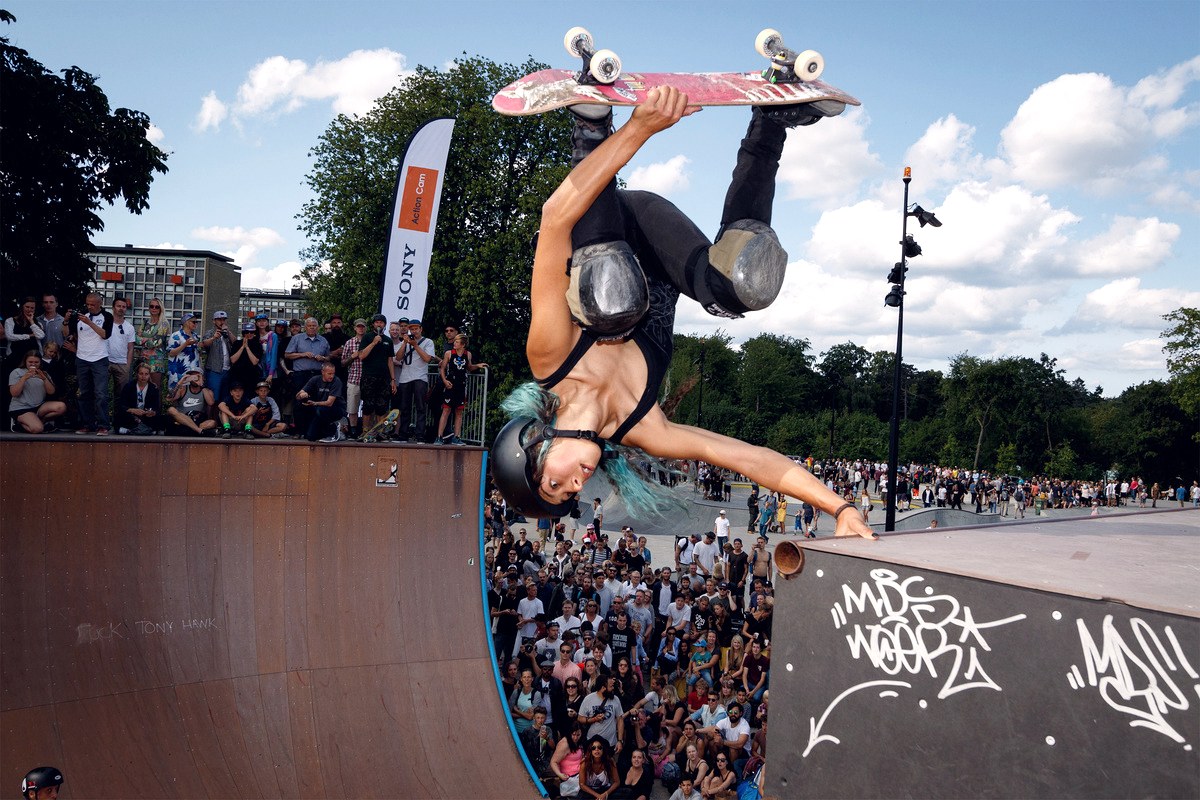 Lizzie Armanto en invert sur la rampe Birdhouse à Copenhague, avant de devenir la première femme à boucler la Loop