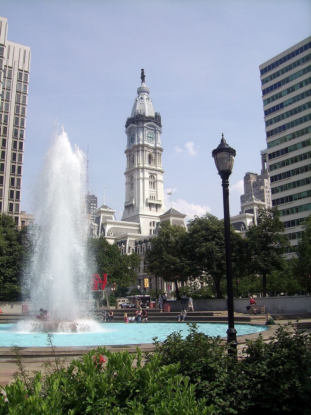 La fontaine et le granit d'origine de LOVE Park en 2006, avec l'hôtel de ville au fond