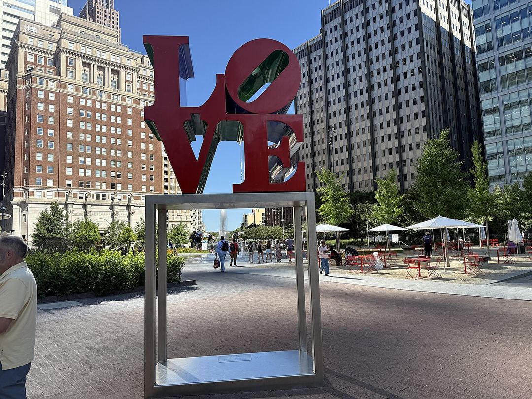 LOVE Park après la reconstruction lancée en 2016 : dalles claires, mobilier, plus aucun rebord de granit