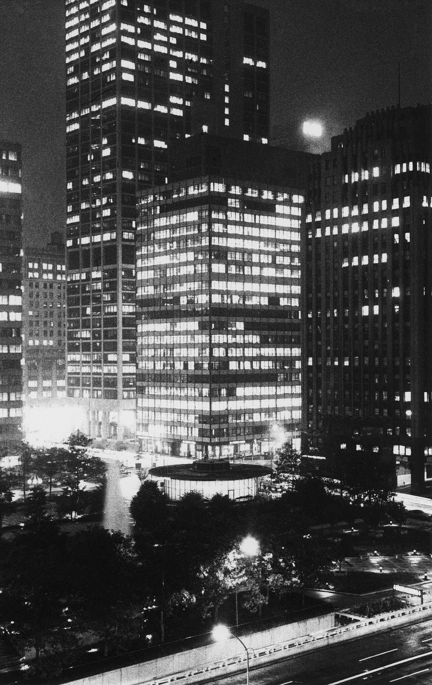 LOVE Park de nuit en 1978, l'année où la sculpture LOVE s'installe pour de bon