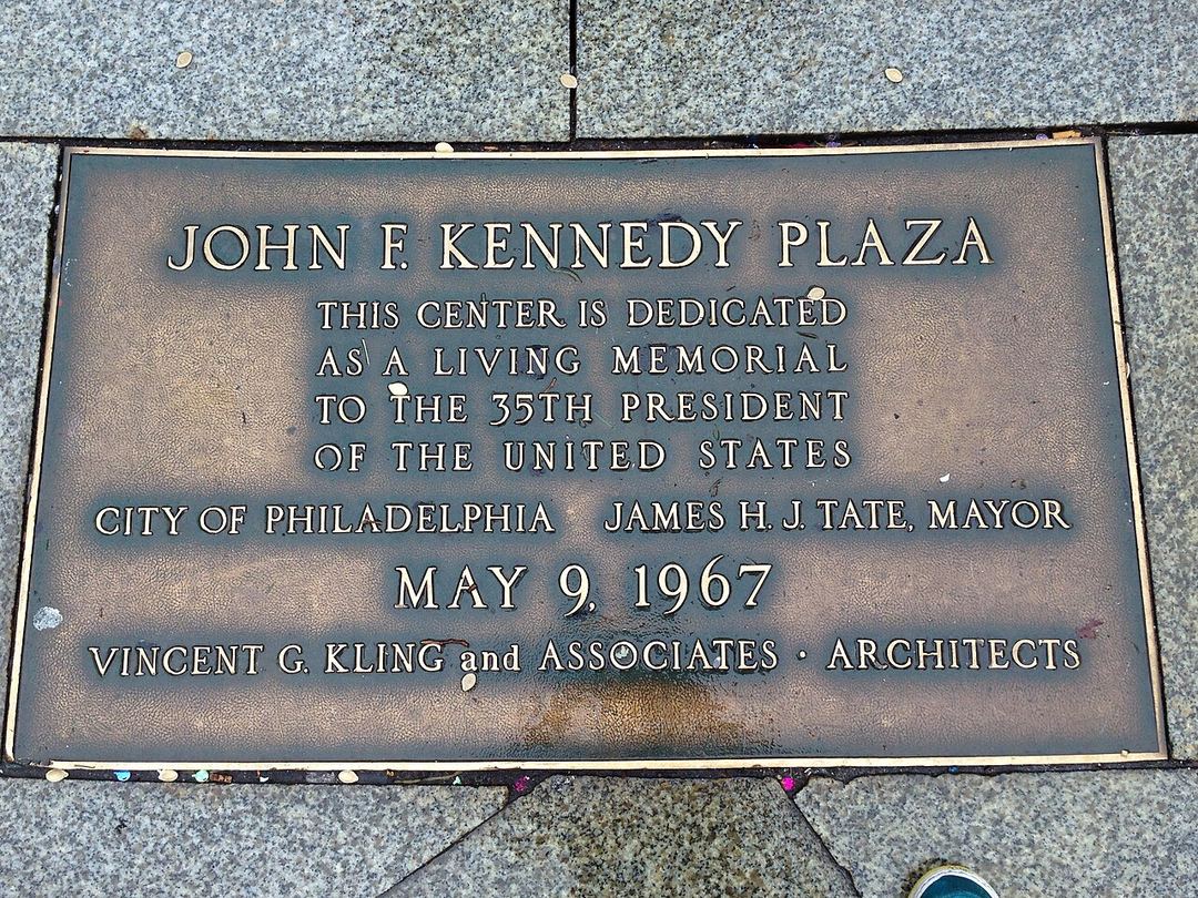 La plaque de la place, dédiée à John F. Kennedy et signée de l'agence de l'architecte Vincent G. Kling