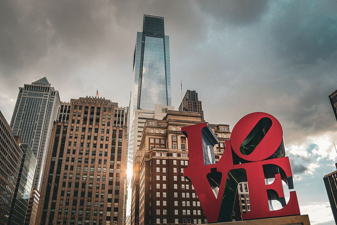 La sculpture LOVE devant les tours du centre de Philadelphie, en 2023