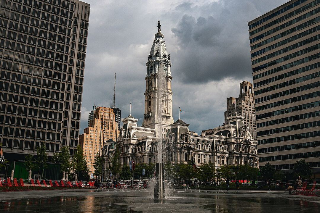 L'hôtel de ville de Philadelphie vu depuis LOVE Park, en 2023