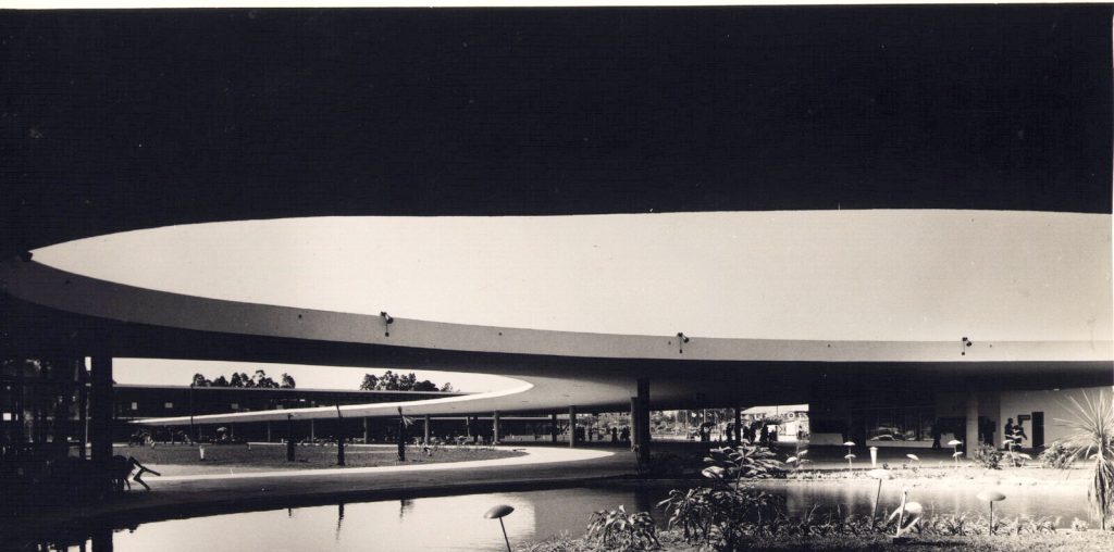 La Marquise de Niemeyer au parc Ibirapuera dans les années 1950, la dalle courbe qui deviendra le spot de skate de São Paulo