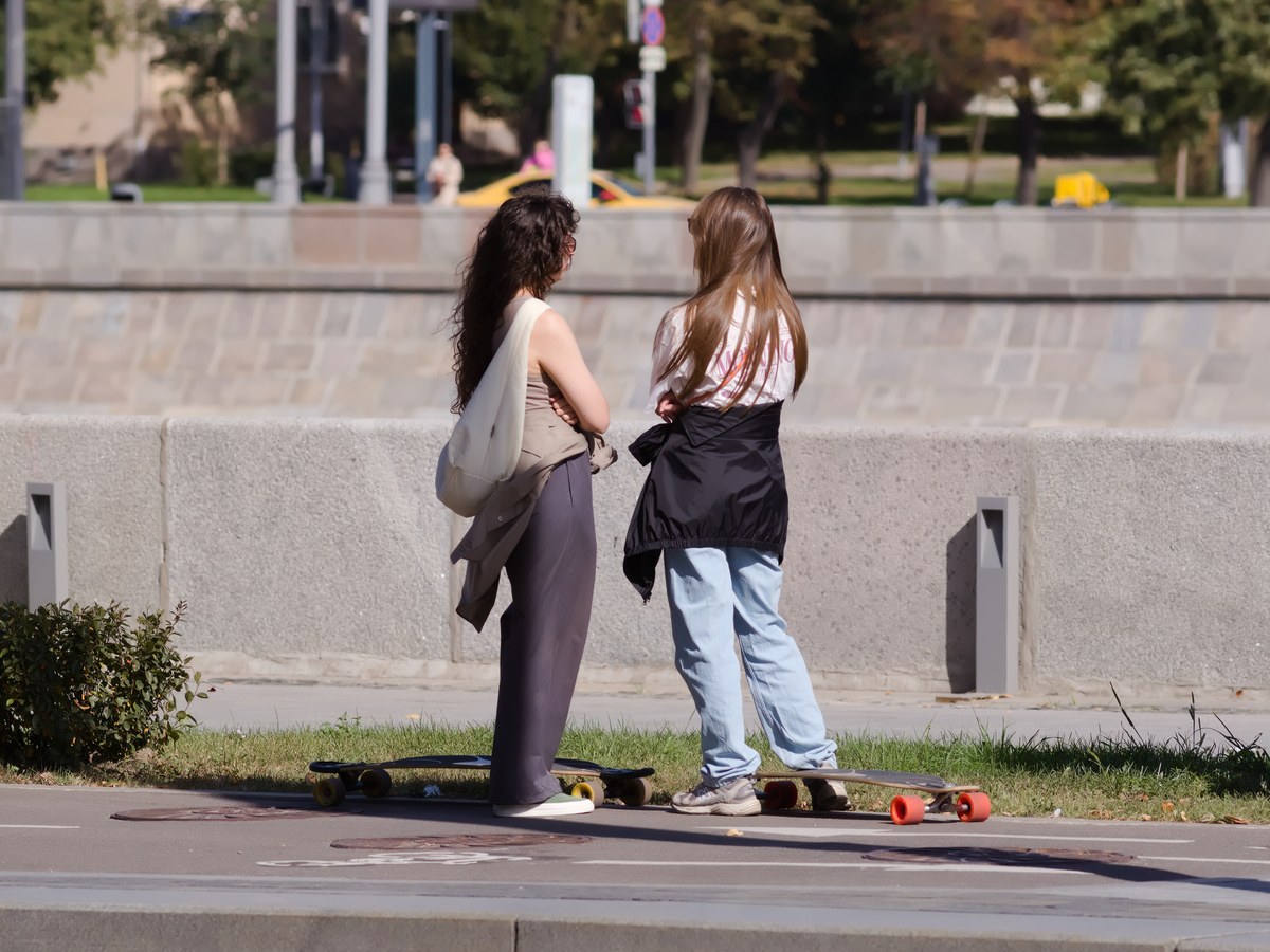 Moscow, two girls with skateboards, Sept 2025 01