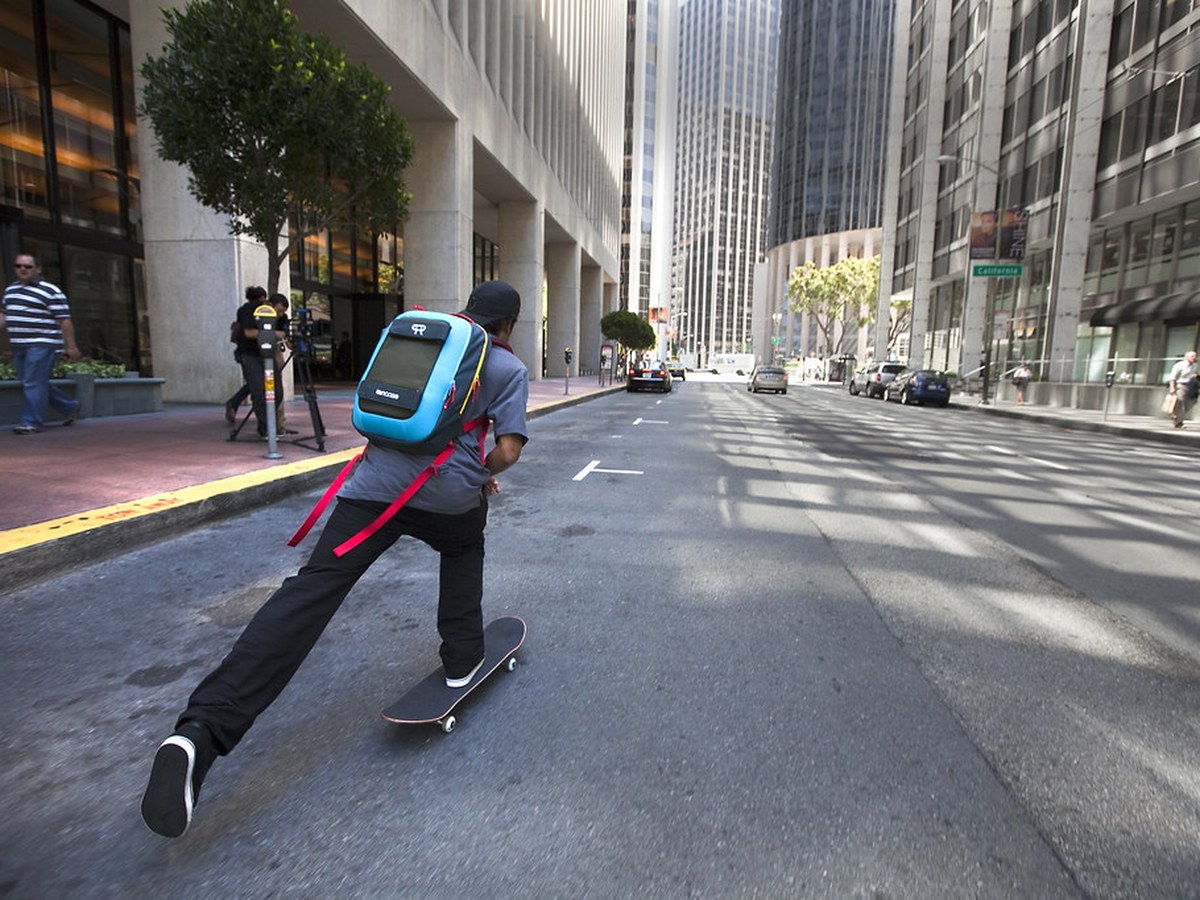 P-Rod pousse sur California Street à San Francisco en 2010, à l'époque où il roulait encore pour Plan B