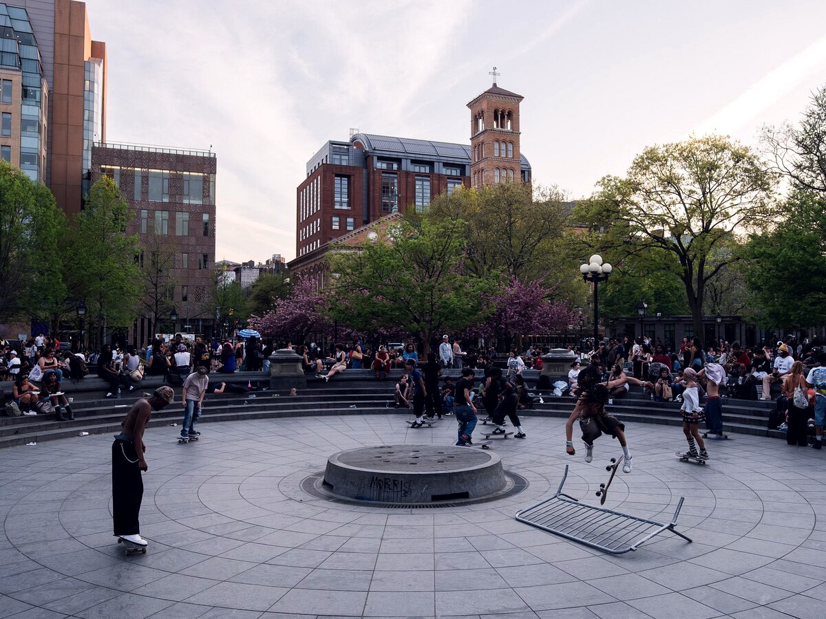 Skateurs autour de la fontaine de Washington Square Park à New York, le même béton pour les pros et pour toi