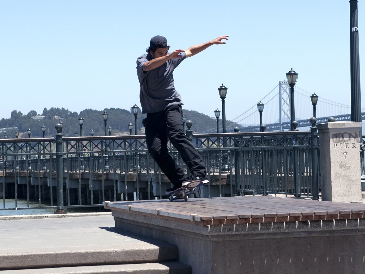 La seconde de manual qui décide du flip out : Paul Rodriguez en équilibre sur le pad de Pier 7, San Francisco