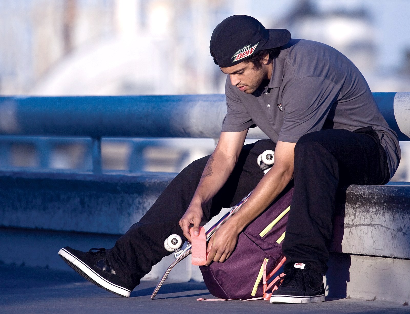 Paul Rodriguez assis sur un muret à San Francisco en 2010, ses chaussures Nike SB aux pieds avant la session