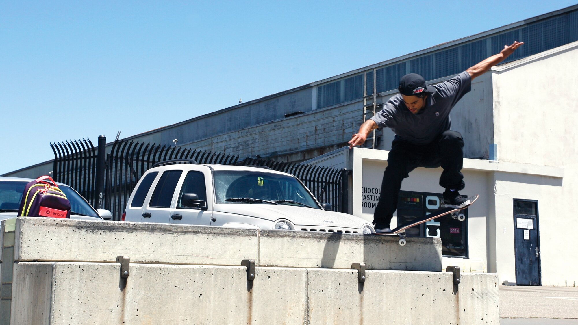 Paul Rodriguez en crooked grind sur un rebord de San Francisco en 2010, tête d'affiche de Nike SB