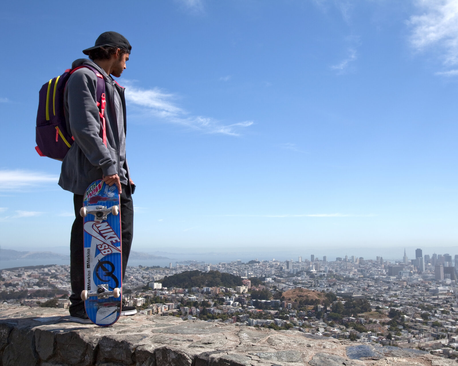 Paul Rodriguez au-dessus de San Francisco en 2010, une planche au logo Nike SB à la main