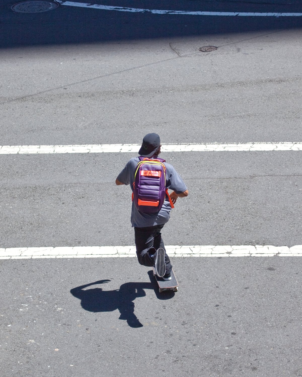 Paul Rodriguez en push sur un passage piéton de San Francisco, 2010, vu d'en haut
