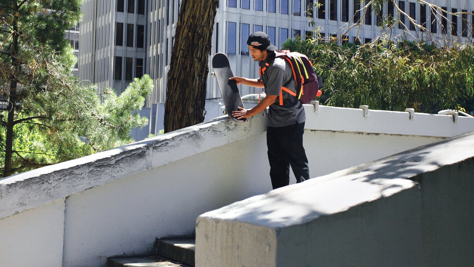 Paul Rodriguez, sac sur le dos et planche en main, repère un ledge à San Francisco en 2010