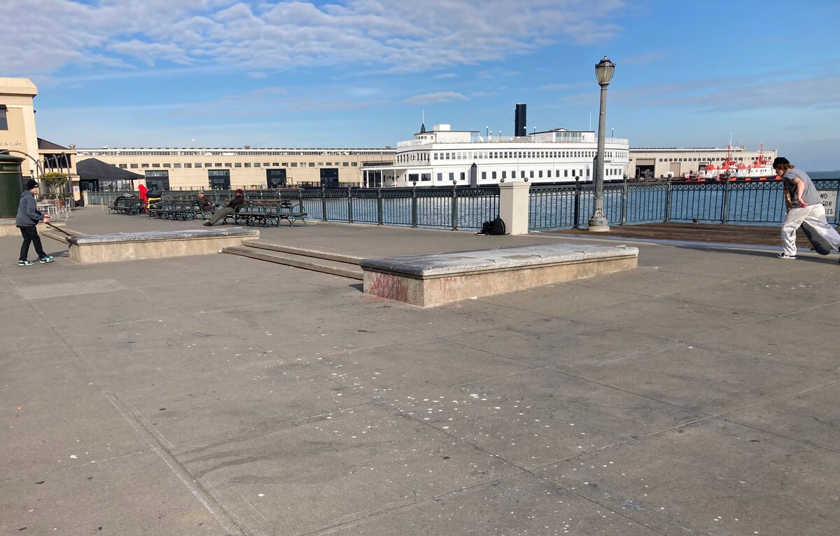 Commencer sur le flat avant le pad : le sol plat et les pads de Pier 7, San Francisco, côte à côte