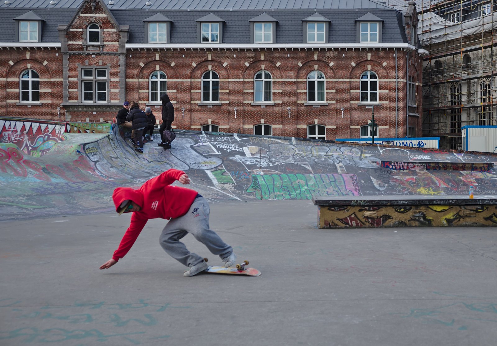 Réception lourde au skatepark des Ursulines à Bruxelles, le choc qui fait craquer un plateau de skate