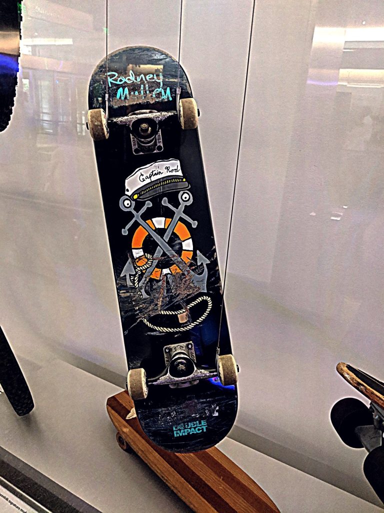 Une planche ridée et signée de Rodney Mullen exposée au National Museum of American History de Washington : l’original usé que la réédition ne remplace pas