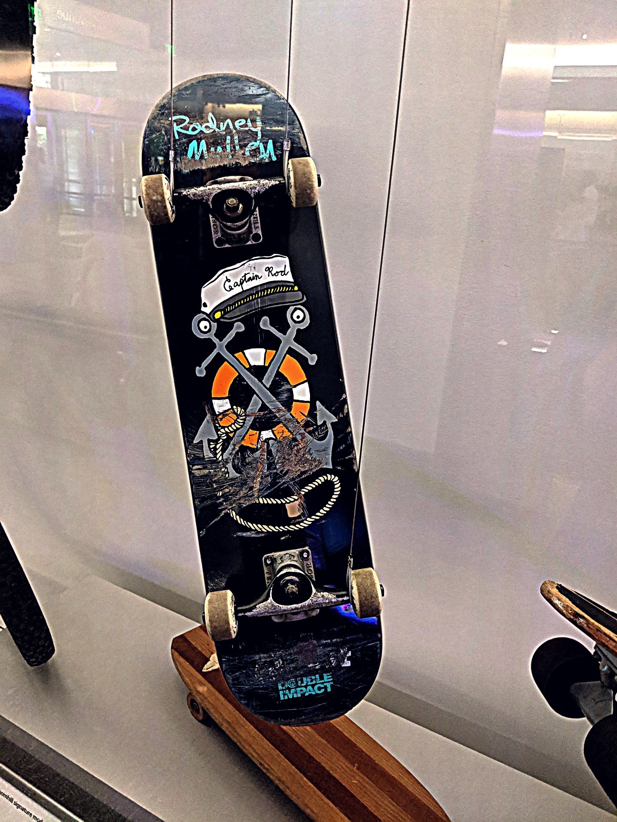 Une planche ridée et signée de Rodney Mullen exposée au National Museum of American History de Washington : l’original usé que la réédition ne remplace pas
