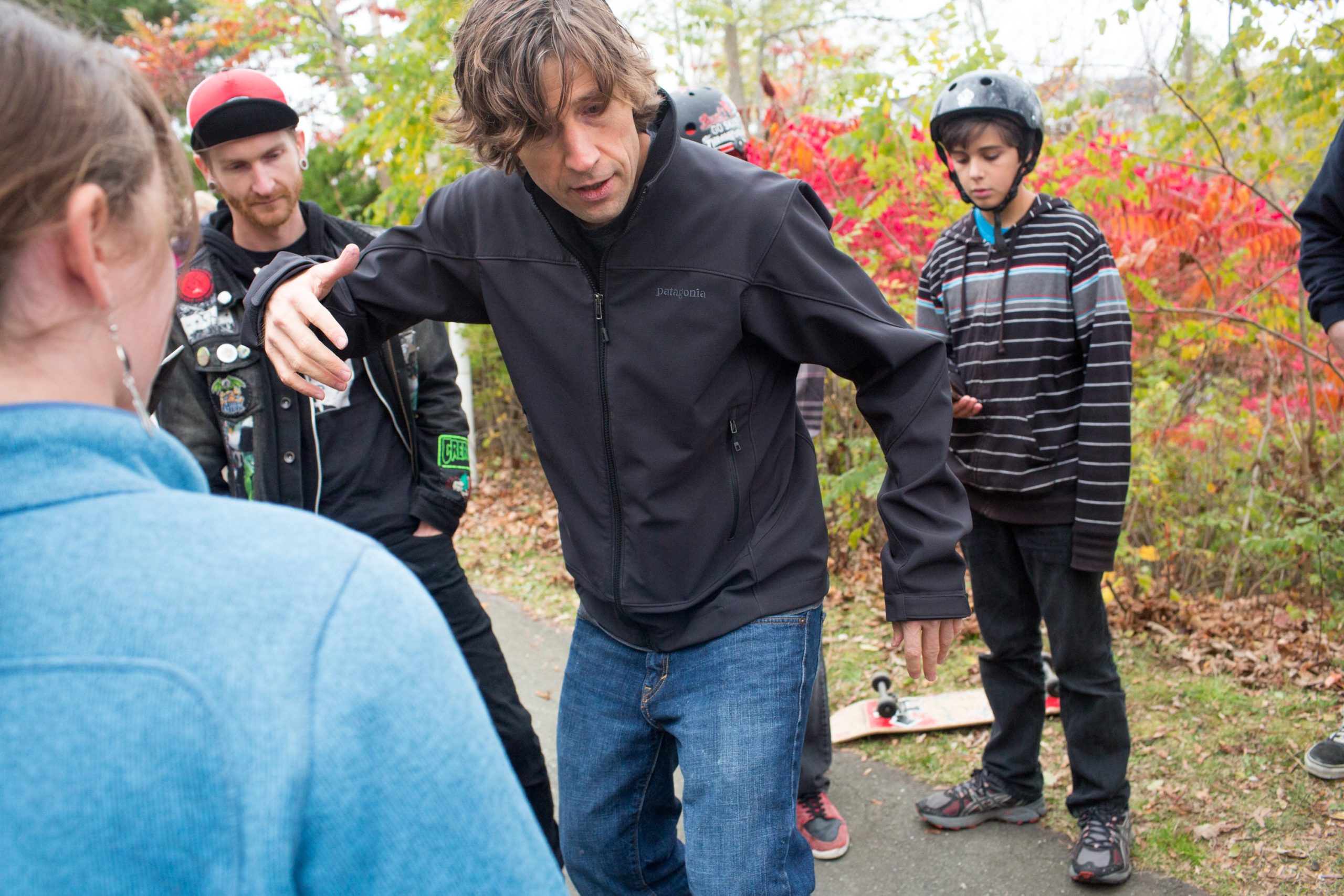 Rodney Mullen décompose un geste de skate pour de jeunes skateurs dans un skatepark de Camden, dans le Maine, en octobre 2013