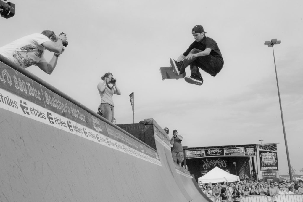 Ryan Sheckler en l'air sur une rampe bâchée etnies, la star MTV de la marque au Dew Tour
