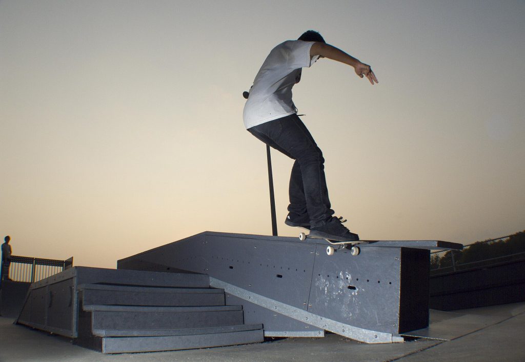 Backside Smith grind sur un box : épaules alignées sur le ledge, truck arrière calé, nose sous le bord