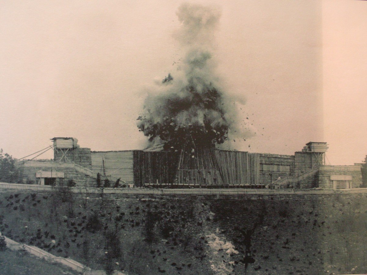 Le dynamitage de la statue de Staline sur la colline de Letná à Prague fin 1962, le socle reste debout
