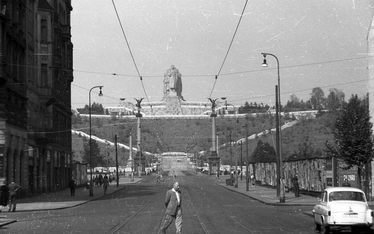 La statue de Staline dominant Prague depuis Letná en 1959, vue depuis la rue Pařížská