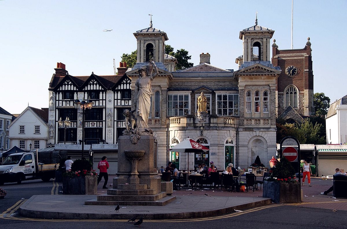 Market Place de Kingston upon Thames, la ville où Blondey McCoy a grandi et qui a donné son nom à Thames