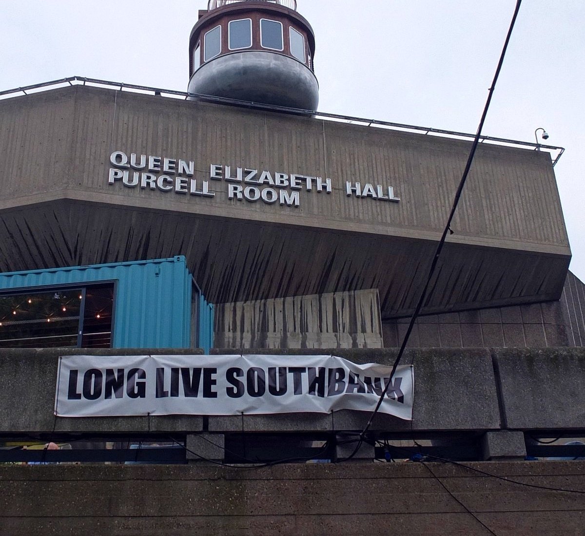Banderole Long Live Southbank sur le Queen Elizabeth Hall, symbole du skate londonien indépendant