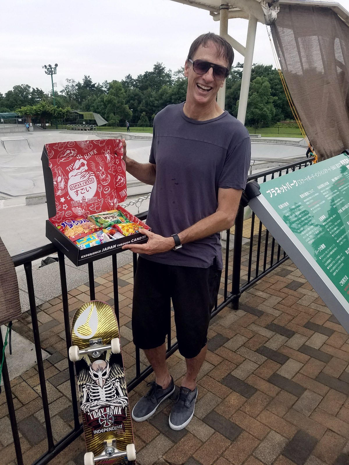 Tony Hawk, 49 ans, après une session au Japon en 2017, sa planche Birdhouse à graphisme squelette posée à côté de lui