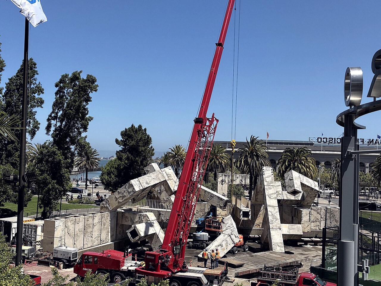 Embarcadero, San Francisco : la fontaine Vaillancourt démontée à la grue, avril 2026