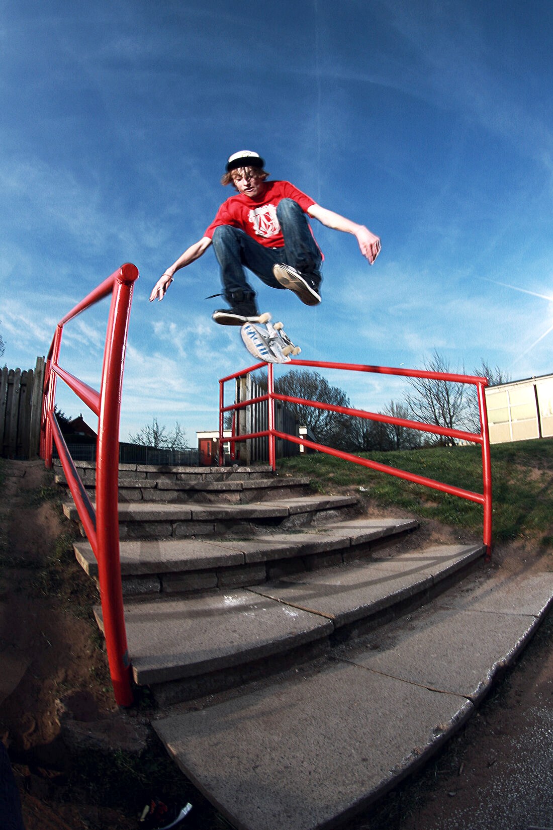 Le sens naturel qui piège l'inward heelflip : Danny Cartwright en varial heelflip au-dessus de 6 marches, le board tourne devant lui