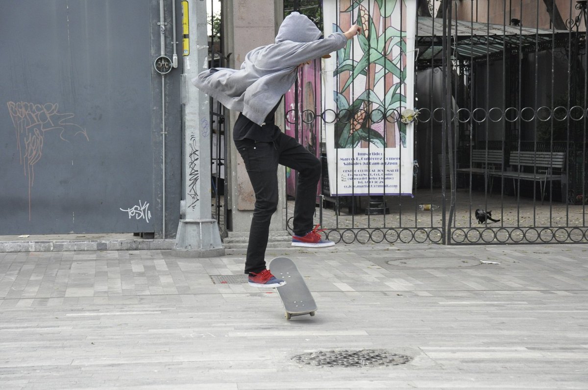 Étapes du varial kickflip : le pied arrière scoope, le pied avant flicke, la planche tourne sous le skateur