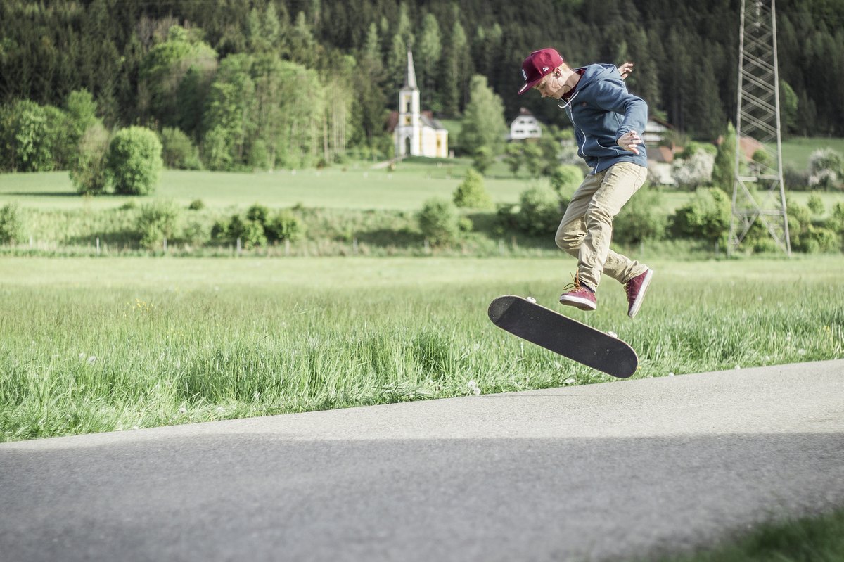 Varial kickflip en plein vol : la planche tourne à plat et sur elle-même, les deux rotations en même temps