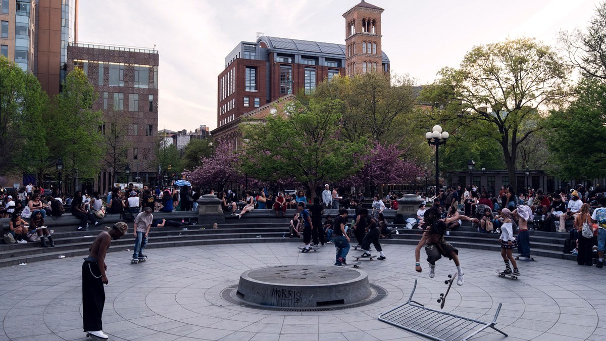 Skateurs autour de la fontaine de Washington Square Park à New York, le spot où s’ouvre la part de Tyshawn Jones dans BLESSED