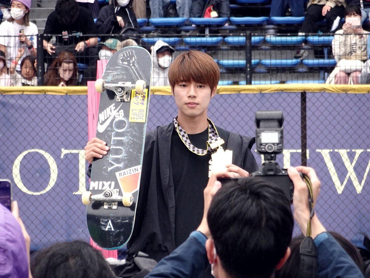 Yuto Horigome, fils d’un chauffeur de taxi de Tokyo, brandit sa planche Nike SB après sa victoire en street aux X Games Chiba 2022