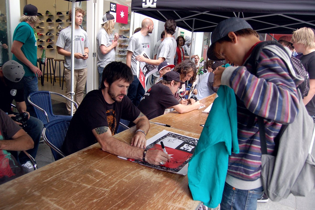 Chris Cole, double Skater of the Year chez Zero, signe des posters pour des fans à Rotterdam en 2011