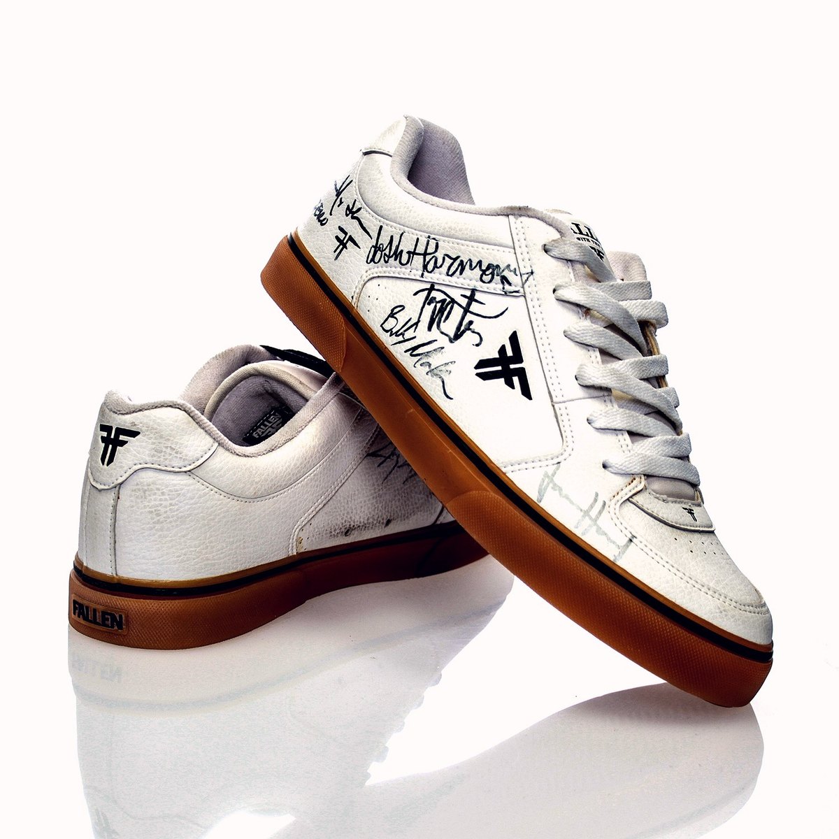 Paire de Fallen Footwear blanches signées par Jamie Thomas, Josh Harmony et Billy Marks, marque de chaussures de l'empire Black Box