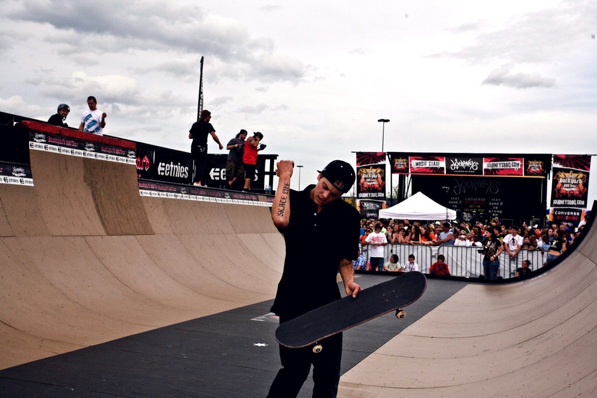 Ryan Sheckler, planche à la main, sur la rampe d'un contest en 2009 devant la foule, futur pro model de Zero en 2026