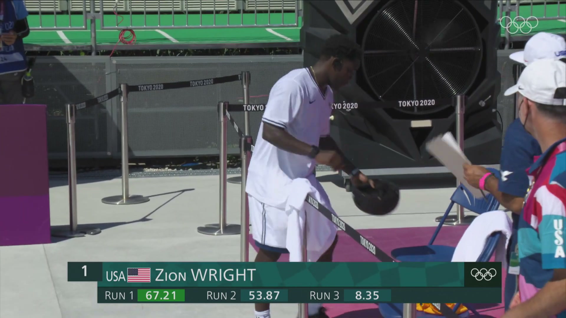 Zion Wright après son troisième run à Tokyo, scores 67.21, 53.87 et 8.35 à l'écran